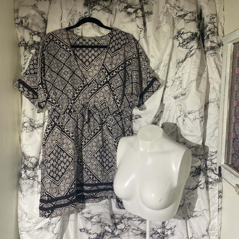 BLACK & WHITE ATHLETA TUNIC TOP